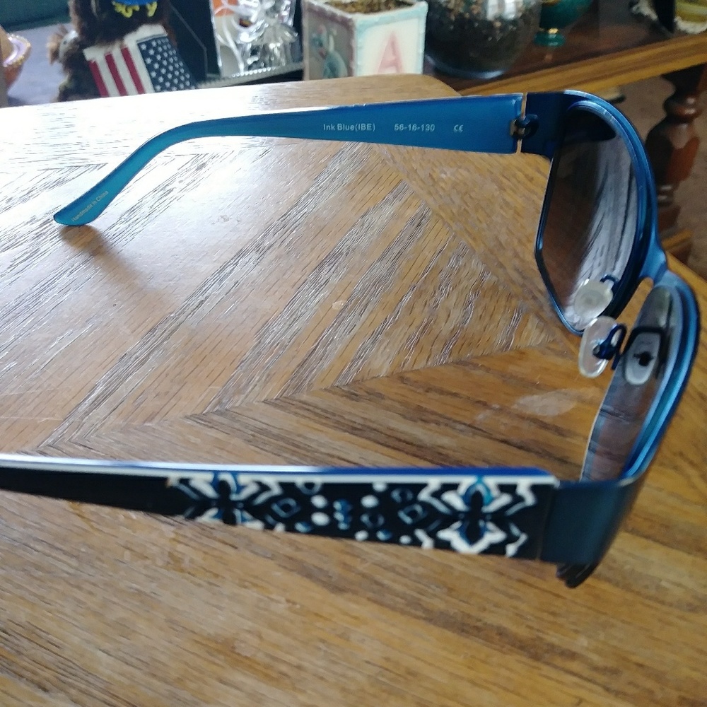 Vera Bradley Avery sunglasses W/ case
